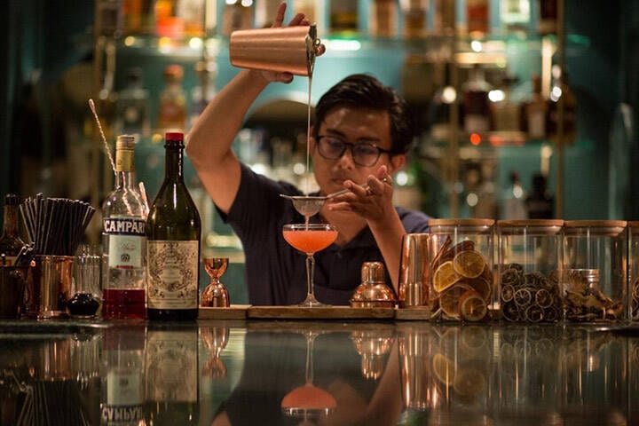 Bartender serving drinks at Ulu Cliffhouse